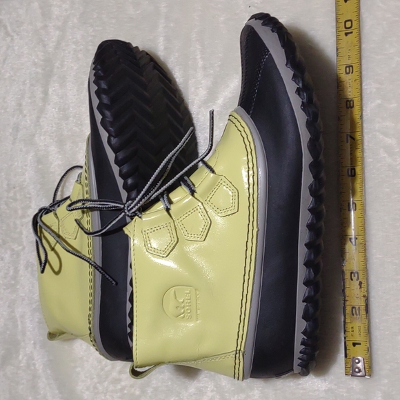 Sorel size 8 yellow and black boots - Picture 2 of 4